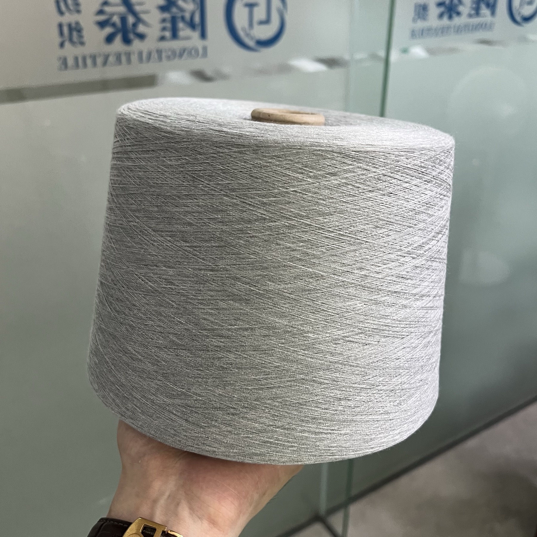 手持灰色花灰纱筒